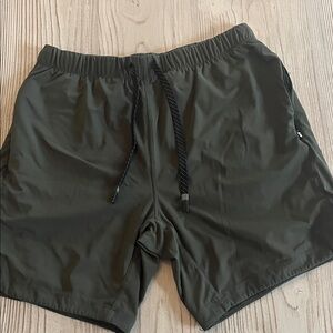 Fabletics Men's Athletic Shorts in Olive Green w/ zipper pockets size S inseam 7